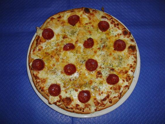 Pizza cuatro quesos con pepperoni